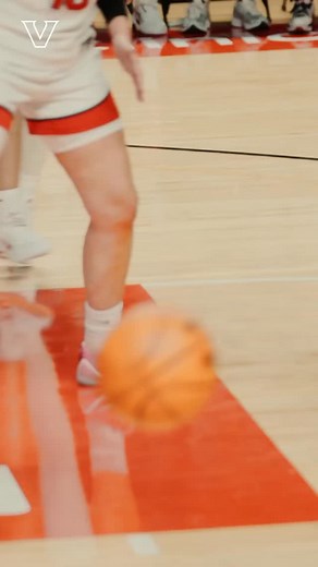 Behind the back dribble, to a dynamite pass, to a 3-ball?! It doesn’t get better than that 😏🤌 | Vandy Hoops