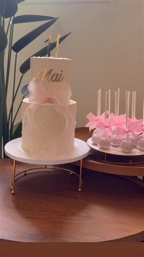 sooo cakes | Bow cake 4 kg 12 cake pops Price 699 AED Ribbon cake | Instagram