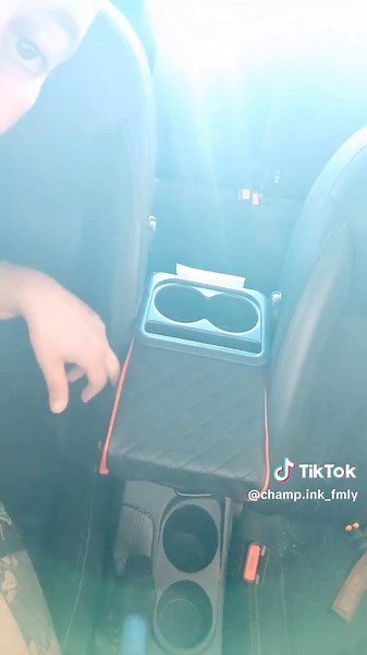 ✨ Nuevo posabrazos para el coche ✨ Si eres de los que necesita tenerlo todo a mano mientras conduce, este inventazo te va a encantar. Este posabrazos viene súper completo: Dos huecos para bebidas, perfectos para llevar tus latas o botellitas sin que vayan rodando por el coche. Un tarjetero integrado, ideal para tener a mano la tarjeta del parking, el peaje o la que más uses. Dos bolsillos laterales, donde puedes guardar el móvil, las llaves o cualquier cosa pequeña que quieras tener controlada. 