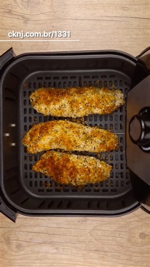 Receitas Natália Palmegiano on Instagram: "Como fazer Peixe Crocante na Airfryer Pessoal esse vídeo está em formato reduzido (reels), caso queira conferir o vídeo completo com todas as dicas e detalhes acesse: http://cknj.com.br/1331 #receitasimples #receitafacil #peixe INGREDIENTES TEMPERO DO PEIXE 800 g de Filé de tilápia pescada, merluza ou linguado 5 g de Sal (1 colher de chá) 6 g de Lemon pepper caseiro (2 colheres de chá) FAROFA 60 g de Farinha panko (1 xícara) 32 g de Gergelim branco e p