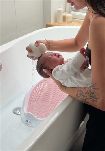 Avaya’s First Bath 🥹🫧🎀🛁 Safe to say she cried 90% of the time & Alora was the exact same 🤣 Any tips???😭😭 the bath water was 37.5C Bath seat - @Angelcareuk Nappies - @Pampers Sleepsuit - @Ralph Lauren Towel - @TWC