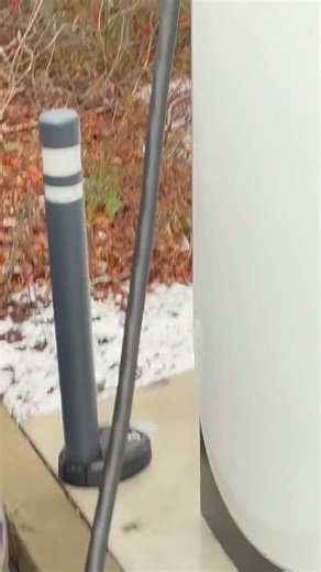 Lucid Gravity Seamless Charging on Tesla Supercharger