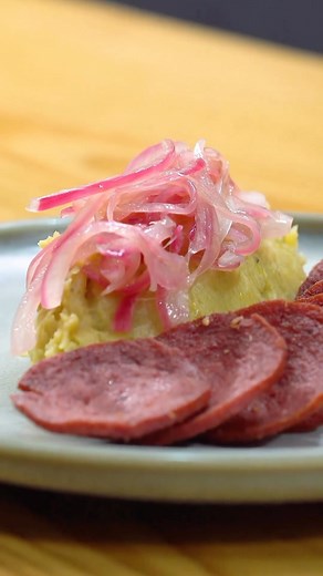 Dominican gastronomy is a unique blend of Spanish, African, and indigenous Taíno influences, and is known for its bold flavors and hearty dishes. 🇩🇴🍽 Mangú, a staple dish in Dominican cuisine, is a mashed plantain dish that serves as the perfect base for a variety of toppings. This simple dish is packed with flavor and is a staple in many Dominican households.🍳❤️ Whether you’re trying mangú for the first time or savoring a classic Dominican dish, the country’s cuisine is sure to leave a last