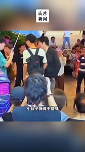 400K views · 1.7K reactions | 【高二男生地铁口弹钢琴偶像郎朗就在身后，被认出后即兴演奏】 8月24日，广东深圳。高二男生地铁口弹钢琴，幸运的是他的偶像郎朗就在他身后倾听，郎朗被认出后现场即兴演奏《我和我的祖国》。 | The Paper 澎湃新闻 | Facebook