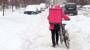 La neige a-t-elle empêché les livreurs de repas de travailler ? Pas vraiment - RTBF Actus