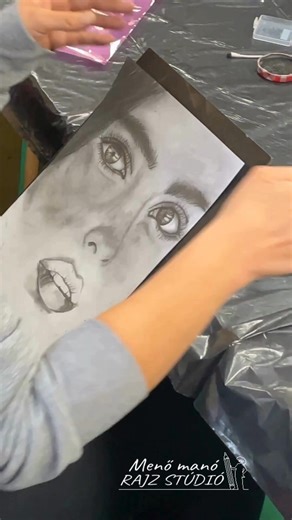 Grafit rajztanfolyam Debrecen✨ November 16-án Fedezd fel a benned rejlő művészt, és merülj el a kreativitás világában! 🎨 ✨A grafit rajzolás nemcsak egy technikai tudás elsajátítását jelenti, hanem egy mélyebb, belső élményt is, amely kreatív feltöltődést ad. Profi tapasztalat nem szükséges – hozd magaddal a jókedved és a kíváncsiságod. A szükséges eszközöket ajándékba 🎁 megkapod, te csak élvezd a pillanatot! Jelentkezés: https://menomanorajzstudio.hu/jelentkezes/ Mire számíthatsz? 🌿 Nyugodt k