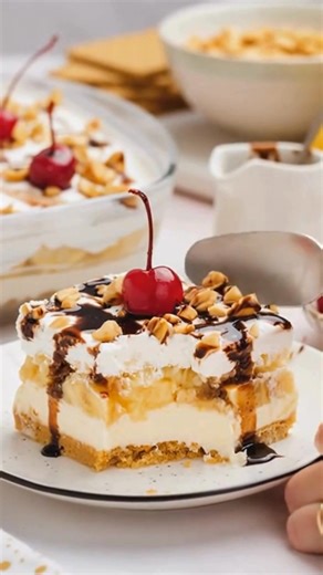 Banana Split Cake 🍫🍓🍌 All the classic banana split flavors layered into one irresistible dessert 😍 #BananaSplitCake #ClassicDessert #NoBakeDessert #EasyDesserts #DessertReels 🍰✨ | Chef Paula's Kitchen