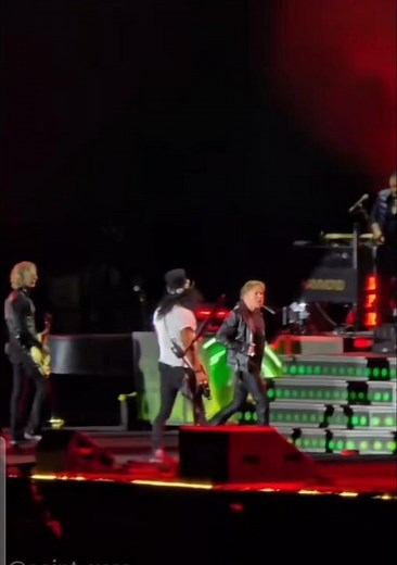 Axl Rose Throws Mic at Drum Kit & Storms Off Stage in Argentina #axelrose #Argentina #gunsnroses