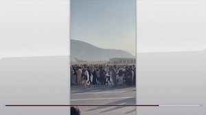 Afghanistan, la fuga dei civili in aeroporto a Kabul