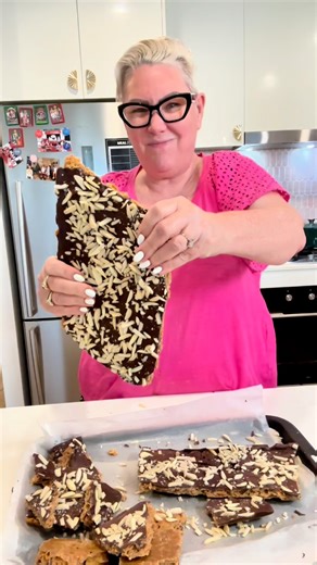 Cornflake Christmas Crack 🍫✨ – The recipe is in the comments. ⬇️ This is the Christmas crack you’ll crave all season 🎄 Crunchy cornflakes, gooey caramel, rich chocolate and a salty almond sprinkle – it’s impossible to stop at one piece 😍 Perfect for Christmas platters, movie nights or wrapping up as edible gifts (if you don’t eat it all first!). Bake it once and you’ll be hooked – it’s that addictive! #stephcooksstuff #easyrecipe #cornflakechristmascrack #sweetandsalty #quickdesserts #holiday