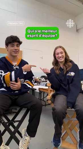 Constance et Jacob, alias Chloé et Xavier de @rc.premiertrio, s’affrontent dans un duel sans filtre 🏒💥 Ne manquez pas la saison 2 de #PremierTrio diffusée sur @ICI TÉLÉ et disponible gratuitement en rattrapage sur @ICI Tou.tv et sur la Zone Jeunesse de Radio-Canada 🥅 @Constance Munger @Jacob Whiteduck Lavoie