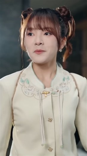 👇 اقرأ المقال كاملاً🔗https://short.inbeidou.ai/link/dramabox/serial/2kxTBTO8/12 نشأت مها التميمي في عزلة الجبل مع جدها، الشيخ هاشم - الأسطوري الذي يُعرف بـ"أول ملك المطبخ". بين أواني النحاس القديمة وروائح الأعشاب الجبلية، تلقت تعليمًا طباخيًا لا يحصل عليه حتى كبار الطهاة في المدن. لكن قلب مها الشاب كان ينبض برغبة الاكتشاف. أمام قاعدة جدها الصارمة التي تمنعها من النزول من الجبل، اتخذت القرار الأجرأ في حياتها: الهروب. حملت معها ليس فقط حقيبة صغيرة، بل قرونًا من أسرار الطهي المتوارثة. #أميرة_المط