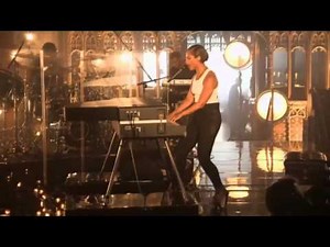 Alicia Keys -- Girl On Fire (Live At Manchester Cathedral)