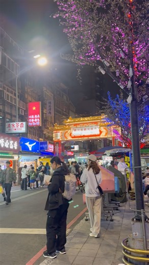 台湾の夜市の前