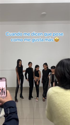 Soy una mini modelo me encata modelar y hacer fotos 🥰 sigueme para mas contenido #topmodel #minireina #modelgirl #viral #sinmiedoalexito #peru #misologosperu