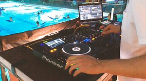 2K views · 23 reactions | Unser Music Friday im Januar geht morgen in die letzte Runde! Seid dabei, wenn die coolen Beats von Badetasche / Beachbag und Saintro P Sax up wieder für unvergessliche Urlaubsmomente in unserem Wellenbad sorgen | Victory Hotel Therme Erding | Facebook