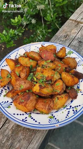 New Year’s Goal: ✨Eat more Idaho® potatoes ✨🥔 These #roastedpotatoes look to die for 🤤 #bigidahopotato | #idahopotatoes | #potatoes | #recipes