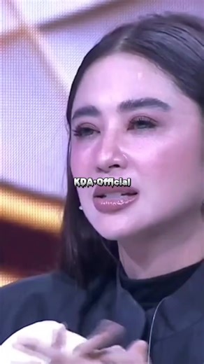 Tidak ada yang benar-benar tahu berapa panjang jalan yang April lalui selama ini. Berapa kali lelah disimpan sendiri, berapa kali air mata jatuh tanpa suara, dan berapa kali hati diuji untuk tetap bertahan. Dari audisi pertama, dengan langkah gemetar dan mimpi besar, hingga akhirnya berdiri sebagai Juara 3, semua ini adalah hasil dari proses panjang yang tidak mudah. April sempat jatuh. Sempat salah. Sempat disalahkan. Namun April tidak pernah berhenti melangkah. Untuk seluruh pendukung yang set