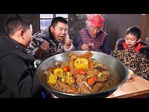 Chao uses 2.5 kg of pork ribs to make Northeast iron pot hodgepodge, what a nice dinner!