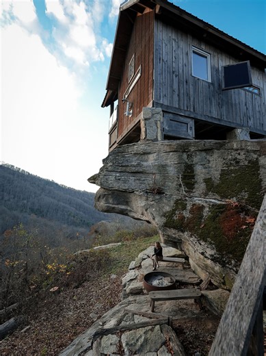 Live life on the edge… literally! Perched atop a massive rock outcropping, Raven Rock Cabin offers incredible views of the Smoky Mountains and Hooper’s Creek Valley. Would you stay here? 📍 Raven Rock Cabin 📷 Instagram.com/swopefamilyadventures Learn more about our rentals: linktr.ee/ravenrockmountain | Raven Rock Mountain