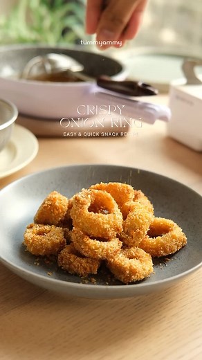 Easy Crispy Onion Rings 🧅🤍 Sometimes, you just crave the perfect onion rings. 🍽️ Today was one of those days, so I sliced up some onions, prepped a flavorful batter, and fried them to golden perfection🤤✨ I’m using @steincookware‘s wonder series pan! Come with 2 models, frypan and wokpan, and today I’m using the wokpan to make the onion rings!! Super easy to make and always satisfying – the perfect treat for any day of the week, here’s the recipe📝