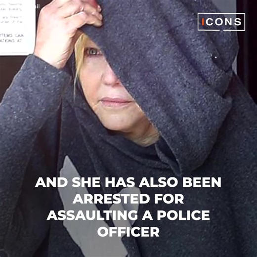 Actress Heather Locklear is getting worse and worse. For several years now, her mental health has deteriorated to worrying points and, recently, she was captured walking on the edge of a building with a desolate and erratic attitude. Follow us on our YouTube channel: https://bit.ly/yt-upsoclicons | The Stars