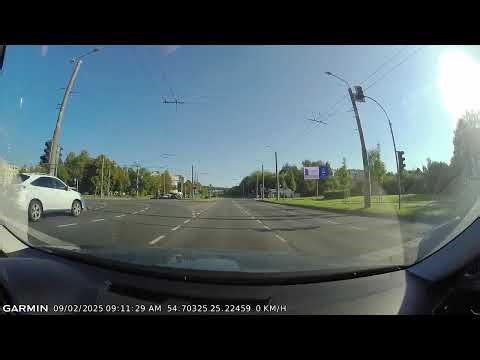 Motociklo avarija. Motociklininkas bėga muštis. Viskas vyksta policijos patrulių akivaizdoje.