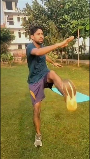 This Standing Torso Twist is a simple-looking move that can seriously challenge your core! 😳🔥