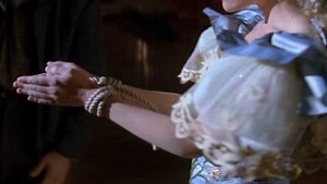 魔术师表演水箱逃脱，将女助手双手捆绑扔进水箱，结果女助手溺亡