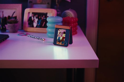 7.7K views · 139 reactions | Sync, dance, repeat! With Smart Connect, effortlessly link your phone and PC to keep the files flowing and the fun going. Want a bigger view? Just fling your video from phone to screen and watch the magic happen on a bigger display . #razr50 #FlipTheScript | Motorola | Facebook