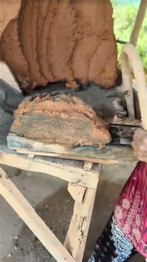 Molding Clay Bricks with Wood Frames for Professional Building Construction and Production