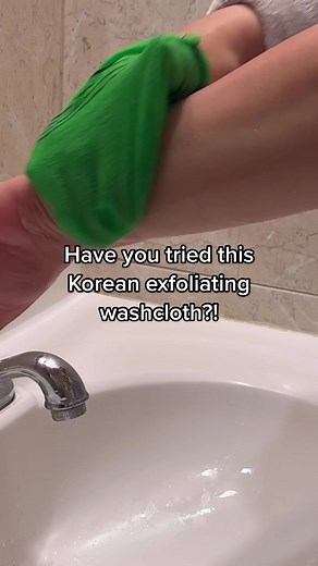 Have you tried this Korean exfoliating cloth? It’s the besttt, also used it before tt discovered I’m just saying… • • #koreanwashcloth #exfoliateyourskin #exfoliate #exfoliation #exfoliategently #deadskin #deadskincells #bathtime #skincare