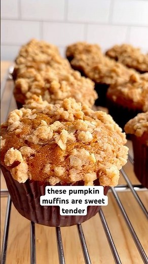 Pumpkin Muffins with Streusel (Crumb Topping) #recipe #baking #pumpkin