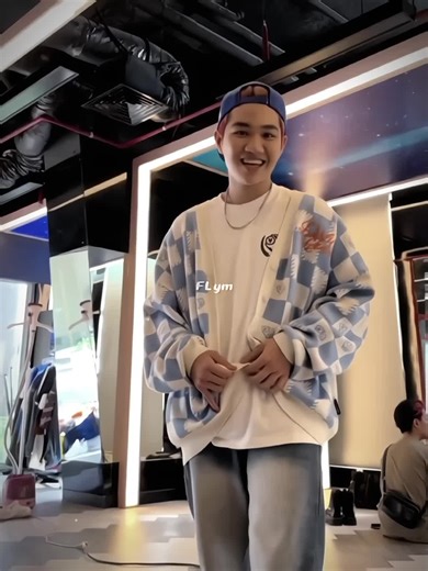 Captain Boy: Anh Chàng Đẹp Trai trong Lightwave Group