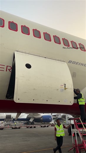 B787 Cargo Door Opening.