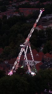 The world's tallest transportable booster:Airborne! #foire #kermis #kirmes #ferias #fair #thrillridechallenge #thrillride #thethemeparkcompany #schausteller #airborne @kmg_rides #booster #wouldyoudare | The Themepark Company