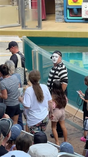 French fry in the mouth and shock at the end 😹 Tom the mime Seaworld #seaworldmime #funny #fun