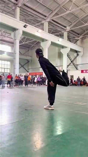 Kick shuttlecock masters together #use Kung Fu to kick the shuttlecock