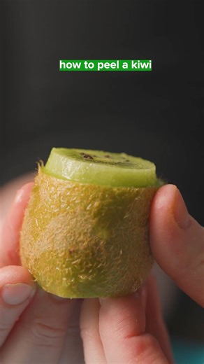 The easiest way to peel a kiwi, all you need is a spoon and you got a kiwi push pop! #kiwi #kiwifruit #smoothies #healthylifestyle #healthyliving #healthyeating #lifestyle #detoxdrink #detoxjuice #detoxyourbody | smoothieweightloss.guide