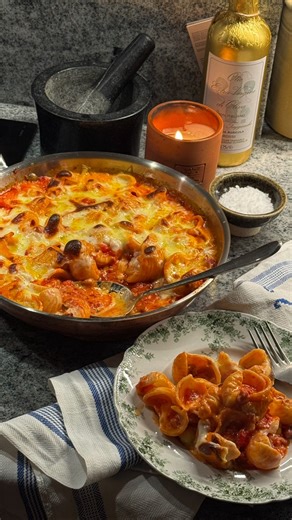 Gratinert pasta med salsicciasaus 3–4 porsjoner 250 g cortecce (eller annen skjellformet pasta) 250 g rå salsiccia 2 hvitløkfedd, finhakket 1–2 ss tomatpuré 1 boks hermetiske tomater 1 ss oregano, tørket 1 ss smør 1 ss hvetemel 2,5 dl melk en håndfull parmesan, finrevet ⅓ ts muskat, finrevet 1 mozzarella, i små biter salt olje Sett stekeovnen på 230 grader, over- og undervarme. Varm opp litt olje i en romslig stekepanne. Press kjøttet ut av pølseskinnet. Ha kjøttet i panna sammen med hvitløk, ha