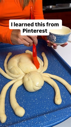 42K views · 364 reactions | Amazing Spider Snack will spook your guests!  Serve your party snacks up in style with this simple spider design, an easy recipe anyone can do, made from 16 dinner rolls! #easyrecipe #snacktime #spookyseason | Randy & Mandy | Facebook