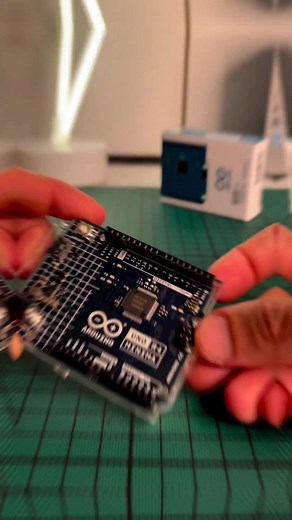 @KaMiTRONIX checks out the new Arduino UNO R4! #arduino #arduinounor4 ...