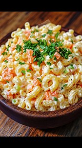 Cette salade de macaroni est parfaite pour un repas rapide en semaine! Facile à préparer, elle est toujours appréciée par ma famille. Idéale pour un pique-nique ou un barbecue! | Recettes Delices