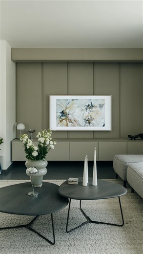 Sabrina Beckers | Interior Hacks | DIY | Garten on Instagram: "2025 habe ich zwei große Projekte umgesetzt… Einmal die Umgestaltung unserer TV Wand im Wohnzimmer und die komplette Umgestaltung unseres Schlafzimmers. Dabei habe ich mich an den Möbeln aus der Ikea Küchenabteilung bedient und den Fronten HAVSTORP beige. Für die Bettrückwand nutzte ich Besta Türen. Ihr findet zu den einzelnen Projekten aber auch ausführlichere Videos im Feed;-) Welches war euer liebstes Projekt, oder habt ihr evlt s