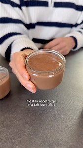 Crèmes dessert chocolat façon Danette Je suis plutôt team Danette vanille mais pour faire plaisir à monsieur je fais souvent des recettes avec du chocolat et je dois dire que c’est une véritable réussite ces petites crèmes 🤩 4 ingredients qu’on a tous dans nos placard et le tour est joué ! 🤎Ingrédients🤎 500ml de lait 30g de sucre 25g de Maïzena 1 càs de cacao 80g de chocolat 👩🏼‍🍳Préparation👩🏼‍🍳 1. Commencer par mélanger la maïzena avec un peu de lait (6 càs de lait environ) pour éviter 