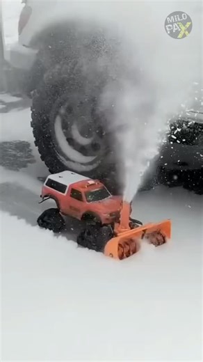 Scale Trail on Instagram: "Since it’s that time of the year, have to re-share the best way to remove snow! 🎥: @milopax.insta #snow #rctrucks #viral"