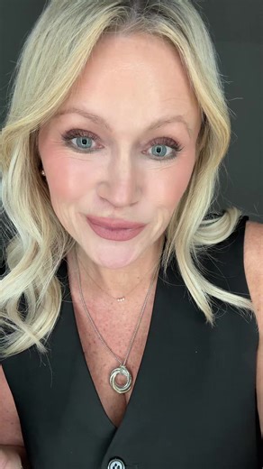 Forest cream eyeshadow is for anyone and everyone! A perfect hint of color without drawing attention away from your eyeballs!