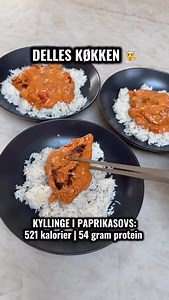 KYLLING I PAPRIKASOVS 👨‍🍳 Komfort-food når det er bedst! 😍 Nemt, bekvemt, lækkert, proteinrigt og god til mealprep 💪 Her er til 3 portioner 👨‍🍳👩🏻‍🍳🧑‍🍳 Ingredienser: - 600 gram kylling - 150 gram ris - 200 gram flødeost light - 2 fed hvidløg - 1 løg - en rød peberfrugt - champignon - rød karrypasta (coop365) - soya Krydderi: - salt - røget paprika (eller almindelig) - chili Lige nu er der 50% på oprettelse for mit forløb, hvis du vil have styr på mad og krop - send mig en DM her 📩 Ell
