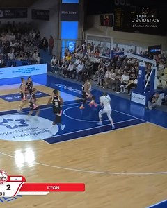 Revivez, en vidéo, l'une des meilleures actions collectives de notre rencontre face à l’ASVEL ! Une action présentée par notre partenaire, Traiteur l’Évidence, et dans laquelle les 5 joueuses présentes sur le terrain sont impliquées ! ⭐️ #BLMA | BLMA