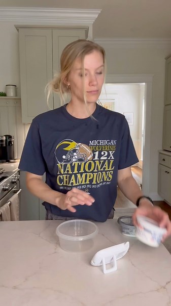 I love this chip dip because you can make it whatever flavor you want! Just change up the cream cheese #chipdip #dip #easydip #diprecipe #recipe #summerrecipe | Brooke AKA Meals and Munchies